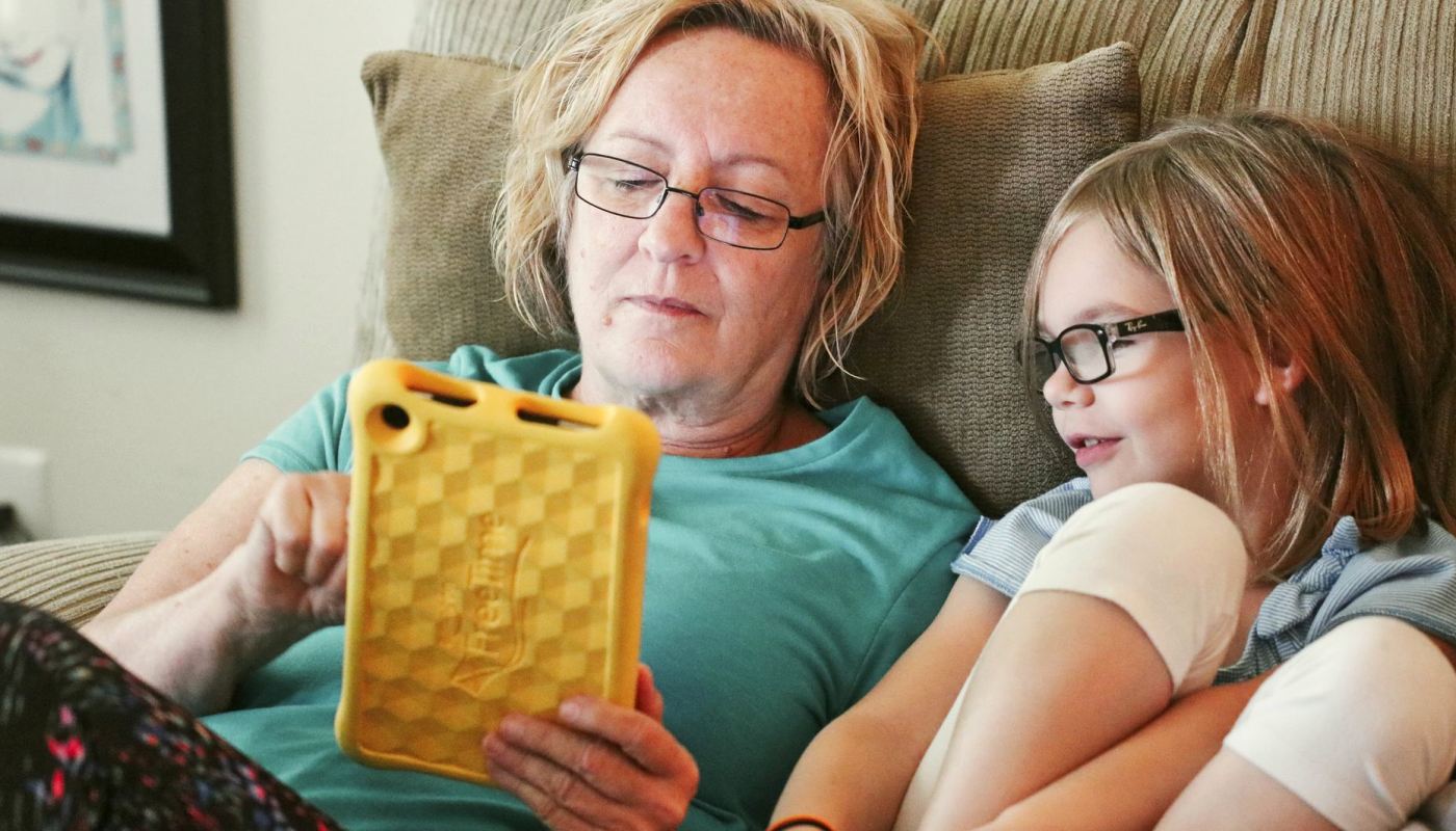 Accès famille : aide à distance ou aide à côté de vous ?