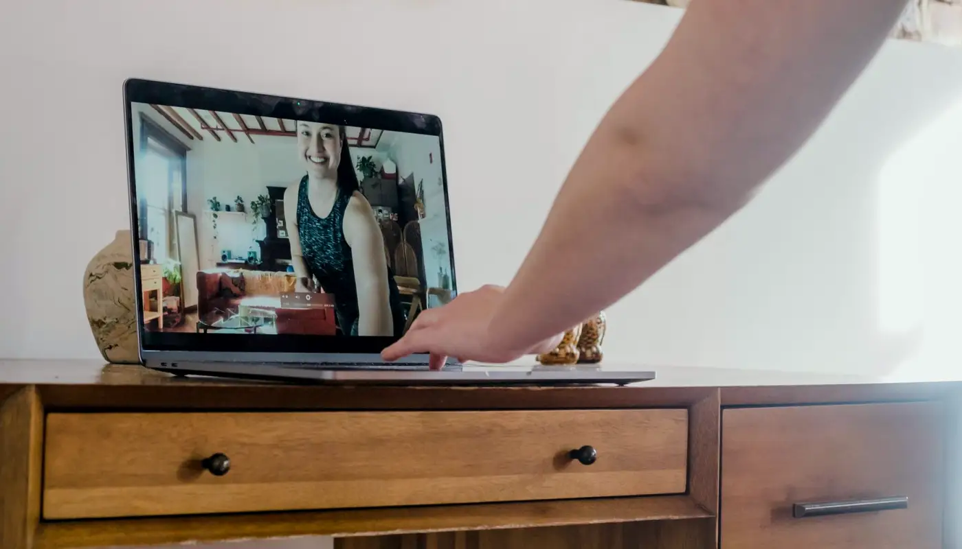 Appel vidéo avec un assistant : bien préparer les mois d'été